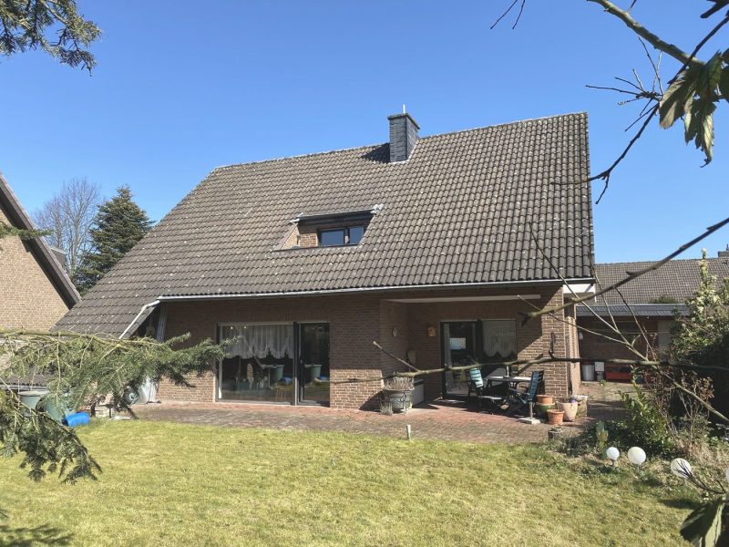 Freistehendes Wohnhaus mit Doppelgarage in ruhiger zentrumsnaher Wohnlage in Schwalmtal-Waldniel, 41366 Schwalmtal, Einfamilienhaus