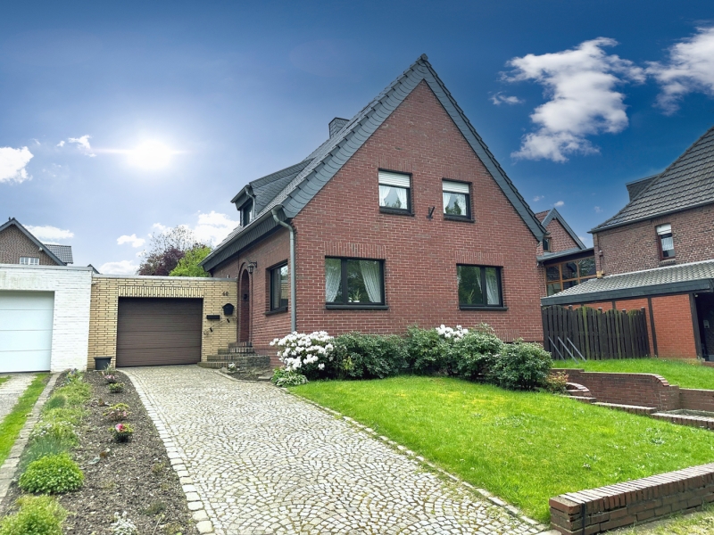Ein-/Zweifamilienhaus im Zentrum von Waldniel mit tollem Grundstück – Renovierungsbedarf, 41366 Schwalmtal, Einfamilienhaus