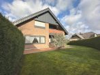 Freistehendes Zweifamilienhaus in schöner Wohnlage in Schwalmtal-Waldniel - Rückansicht mit Gartenwiese