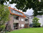 MG-Neuwerk: vermietete Dachgeschosswohnung im 9-Parteien-Haus mit Garage - Ansicht Rückseite + DGmit Orange