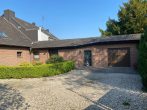 Wohnhaus mit Ambiente und großem Grundstück in ländlicher Wohnlage. - Ansicht Hauseingang und Garage