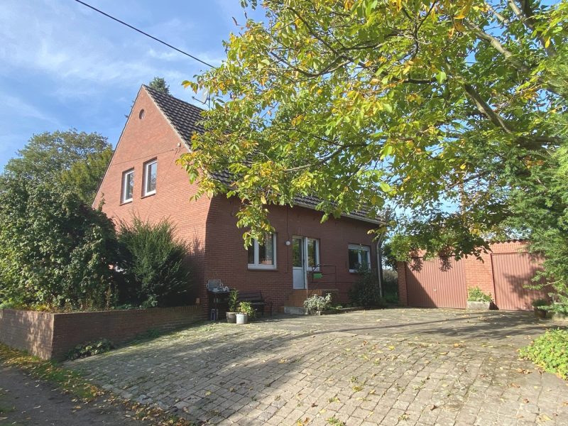 Älteres Wohnhaus mit 2 Garagen sowie Scheunenhallen in ländlicher Lage, 41334 Nettetal, Einfamilienhaus