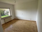 Wohnhaus mit Einliegerwohnung - Garage und Werkraum - auf großem Grundstück in Schwanenberg - Schlafzimmer ELW