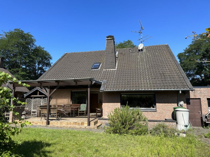 Freistehendes großes Wohnhaus mit Garage und Carport in ruhiger Wohnlage von Schwalmtal, 41366 Schwalmtal, Einfamilienhaus